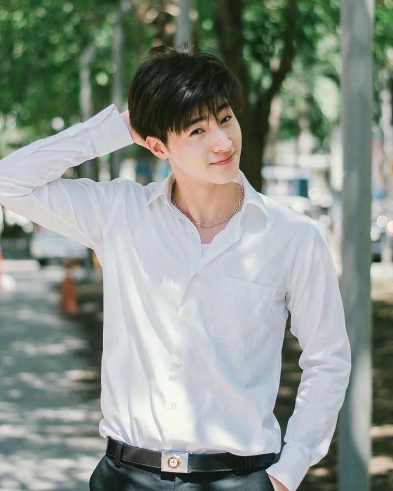 Hình ảnh trai đẹp giấu mặt