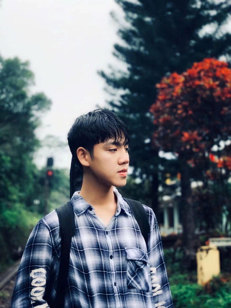 Hình ảnh nam học sinh lớp 8 đẹp trai mang đàn đi trên sân trường
