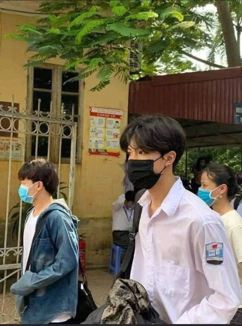 Hình ảnh nam sinh 2k9 siêu đẹp trai bịt khẩu trang